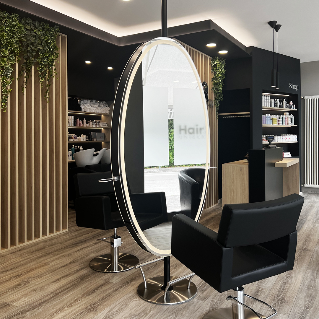immagine dell'area stilistica del salone con focus sulla specchiera retroilluminata
